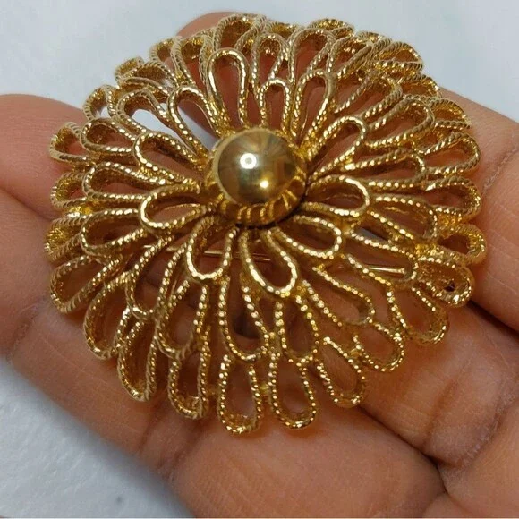 Vintage Trifari Gold Tone Filigree Domed Chrysanthemum Brooch Pin - Picture 1 of 6